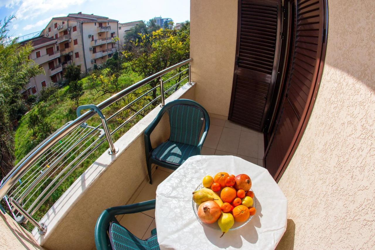 Guest House Mandarina Budva Bagian luar foto