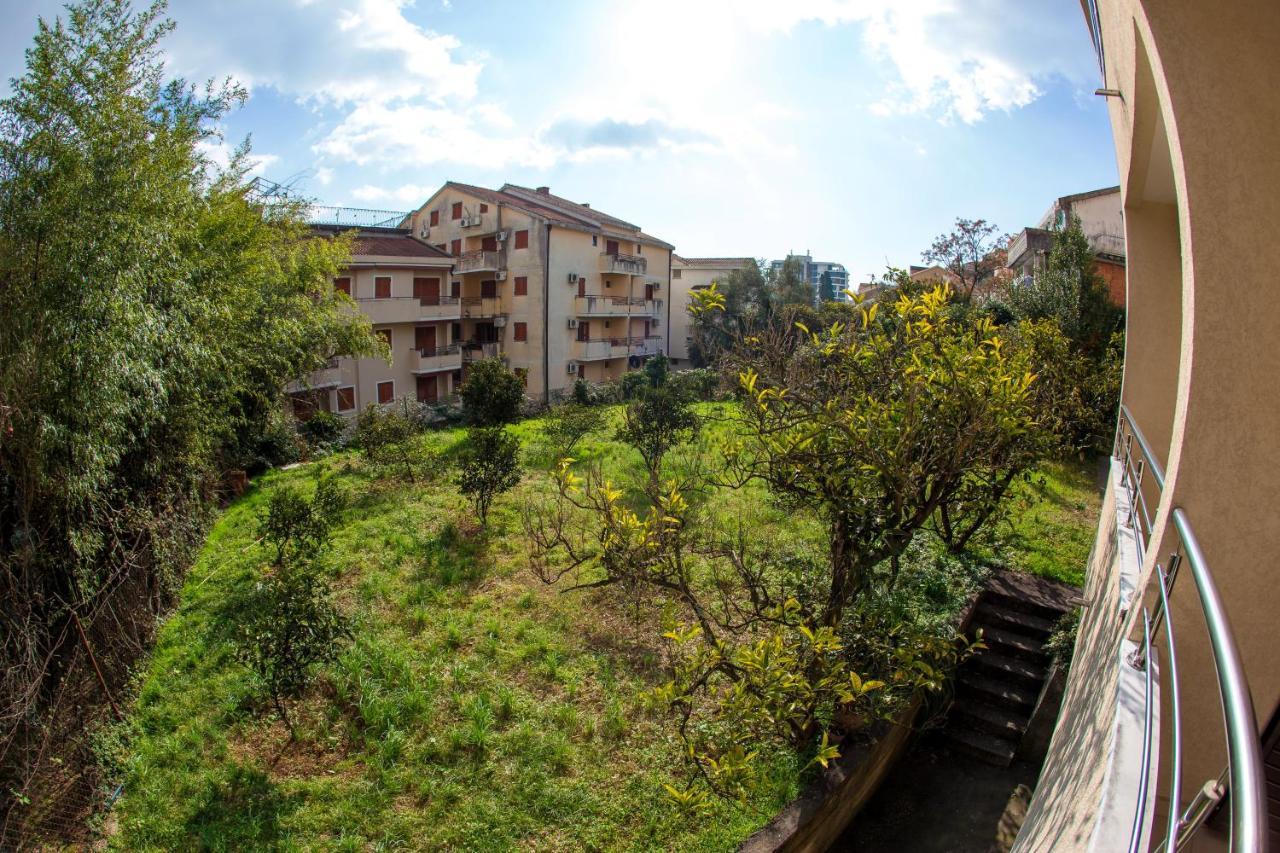 Guest House Mandarina Budva Bagian luar foto